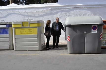 El concejal de obras y manteniimiento, José Miguel Rodríguez, visita los puntos en los que se han renovado los contendores  
