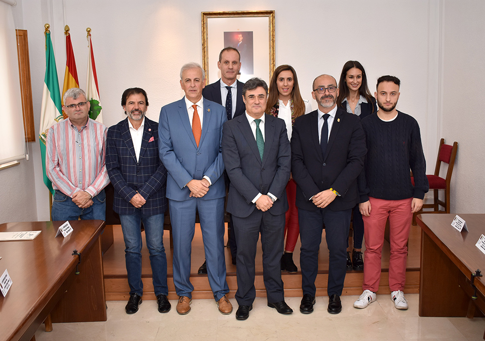 Foto de grupo de representantes de la UGR, del Ayuntamiento y los nuevos becarios de la OMIC