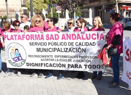 La concejala de Podemos, Juliet W. Nieto en la manifestación de las trabajadoras de la ayuda a domicilio