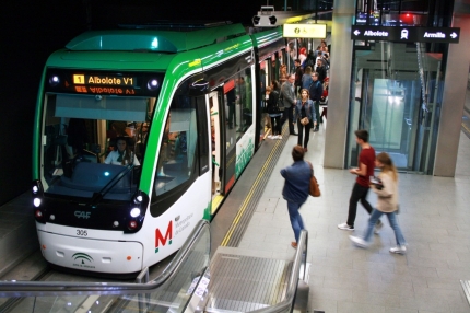 El metro en una de las paradas subterráneas del recorrido sentido Albolote