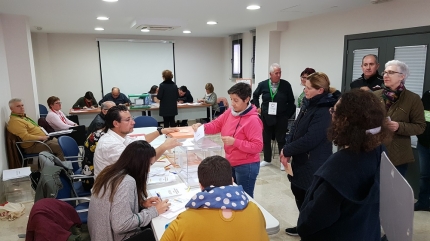 Una vecina votando en el colegio electoral ubicado en Servicios Sociales Comunitarios