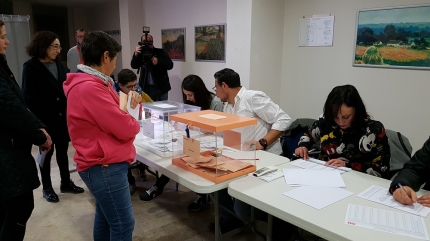 Votantes en una mesa electoral en Albolote en la jornada del 10 de noviembre