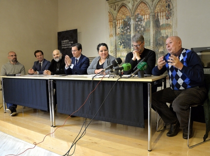 El poeta alboloteño Antonio Carvajal, en primer término, durante la rueda de prensa de presentación de la nueva ópera./AYTO.GR