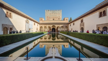 El emblemático Patio de los Arrayanes del conjunto monumental de la Alhambra. 