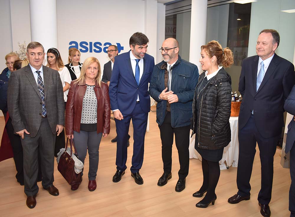 El alcalde de Albolote y otros concejales del equipo de Gobierno con delegados y gerentes de Asisa en la inauguración de la nueva oficina.