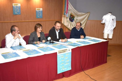 Acto de presentación de la programación musical de la Banda. Al fondo, la nueva indumentaria que lucirán los músicos de la misma.