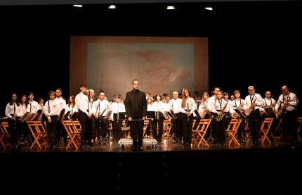 La Banda, con su director a la cabeza, saluda durante el desarrollo del concierto. 