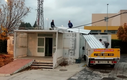 Un momento de la instalación de la cubierta metálica el lunes 25 de noviembre por la tarde. 