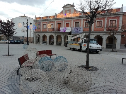 Este martes varios trabajadores de Ilumep colocando luces en la plaza del Ayuntamiento