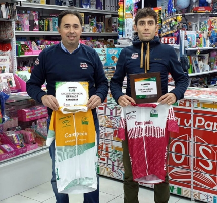 Juan Carlos Ramirez, a la derecha, y Jose Rodriguez, patrocinador del equipo, posando con los premios 