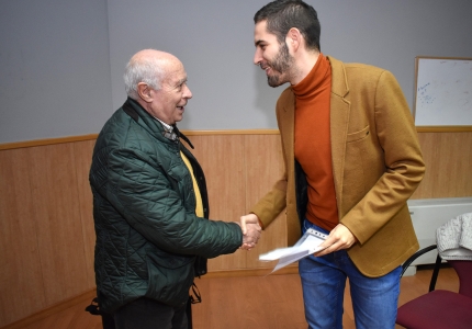 Carvajal y el joven premiado se saludan antes del inicio del acto