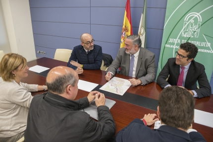 Un momento de la reunión mantenida el miércoles 11 de diciembre en la sede de la delegación provincial del gobierno andaluz/ J.A.