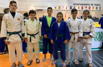 Representación infantil del Club Baransu con la medallista Natalia Fernández en el centro./CB