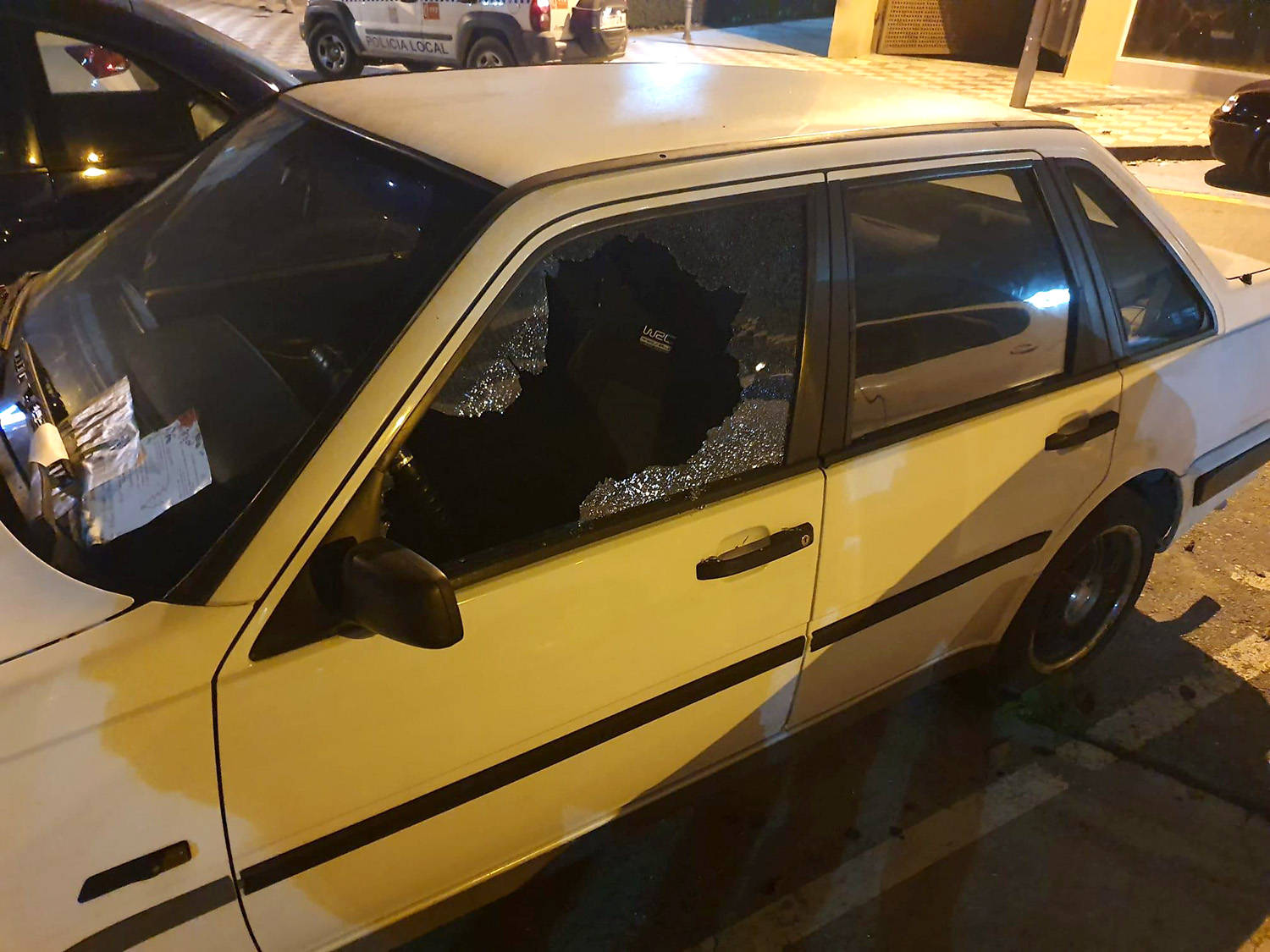 El sospechoso rompía los cristales de las ventanas para acceder al interior de los vehículos. POLICÍA LOCAL