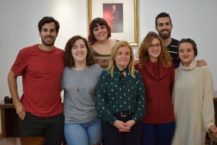 Jóvenes participantes en el Erasmus + junto con la concejala de juventud, Carmen Calderay