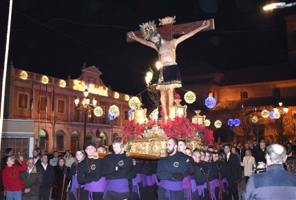 La procesión con la imagen del Cristo de la Salud durante su recorrido por la plaza del Ayuntamiento.