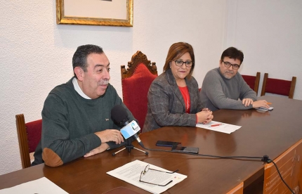 El dramaturgo José Moreno, la concejala de Cultura, Toñi Guerrero y el actor, Mario Soria, durante el fallo del premio.