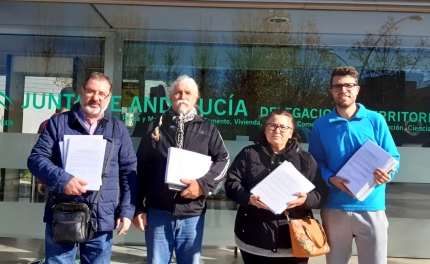 Representantes de la plataforma vecinal tras el registro de las más de 8.000 firmas de apoyo recogidas en apenas en menos de un mes. 