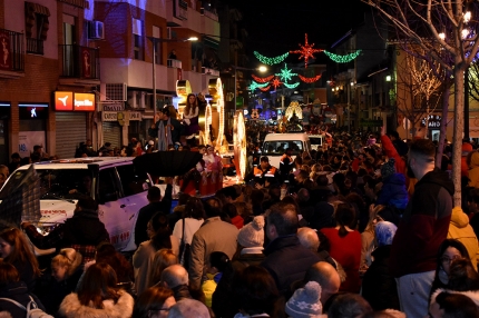 La plaza estaba `abarrotá` al paso de la comitiva real. 