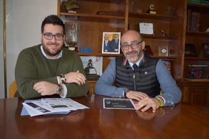 El alcalde, Salustiano Ureña, junto al concejal de fiestas, Juanjo Martínez