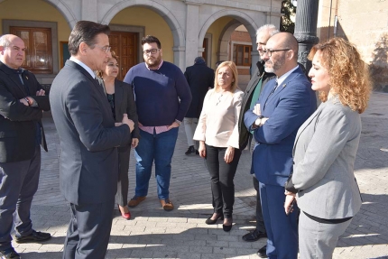 Miembros de la corporación municipal dan la bienvenida al alcalde de Granada, Luis Salvador.