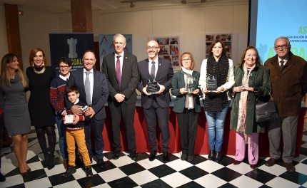 Representantes de ASCOAL, del equipo de Gobierno y personas y colectivos galardonados. 