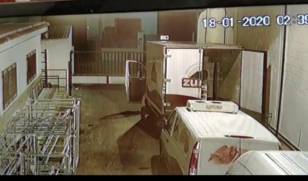 Un fotograma de la secuencia del robo del camión de Cárnicas Zurita captada por la cámaras de seguridad de esta empresa a las 2:39 minutos de la madrugada del sábado 18 de enero..  