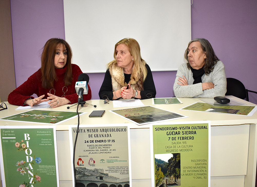 La concejala de Igualdad, Carmen Calderay (centro), junto a las técnicas del CMIM, Nuria Pérez (izda.) y Rosario del Moral durante la rueda de prensa. 