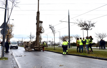 Las maquinas ya estaban preparadas esta mañana para empezar a perforar e inyectar hormigón. En la imagen se aprecia la ondulación que está sufriendo la calzada