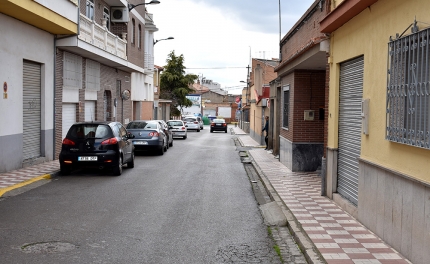 Vista parcial de la calle Calderón de Albolote donde ha tenido lugar el incendio esta pasada madrugada. 