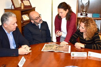 Una de las técnicas de Diputación ofrece al alcalde varios detalles del proyecto en presencia del Diputado Provincial (izda.) 