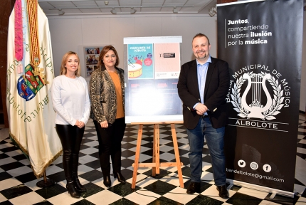 La concejala de Cultura -centro- junto a representantes de la Asociación Banda Municipal de Albolote durante la presentación del concurso. 