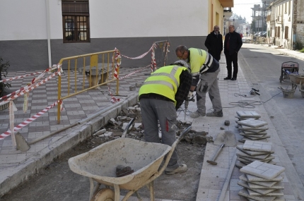 Obras que se setán llevando a cabo en la intersección de la calle Granada con la calle Tínar