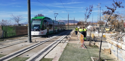 Trabajos de comprobación de la línea en la zona de obras con un tren en vació ayer domingo. /J.A