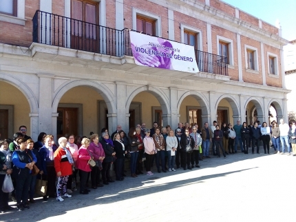 Un momento del minuto de silencio a mediodía de este lunes 10 de febrero a las puertas de la casa consistorial.