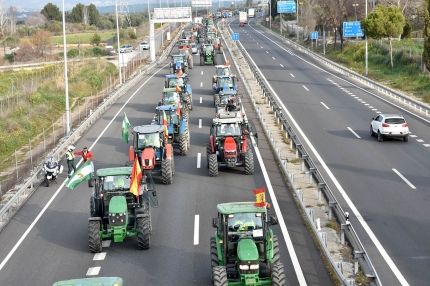 La larga fila de tractores de la Ruta 1 a su paso por la A-44 en el término de Albolote. 