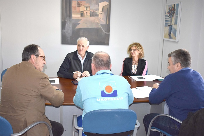 EL concejal de salud, Manuel Montalvo, en una reunión con técnicos del distrito sanitario metropolitano