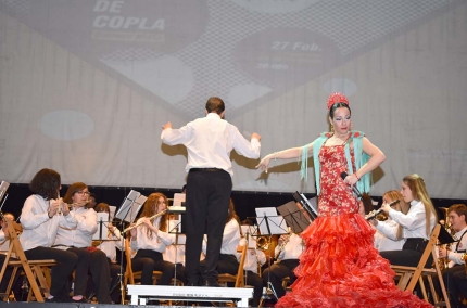 Un momento del concierto del Día de Andalucía con la Banda de Música y la cantante de copla, Carmen Nieto.