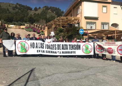 Grupo de vecinos durante la protesta portando pancartas contra las torres de alta tensión/ A.VV.