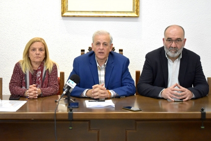 Los tres concejales de CS con Manuel Montalvo en el centro durante la rueda de prensa ofrecida este lunes en el Ayuntamiento de Albolote