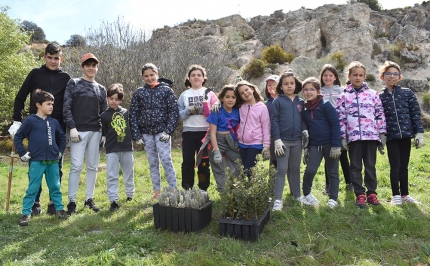 Uno de los grupos posa para la foto antes de iniciar la reforestación. 