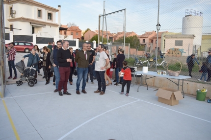 El alcalde, Salustiano Ureña, junto a varios concejales, visita la nueva pista de Loma Verde