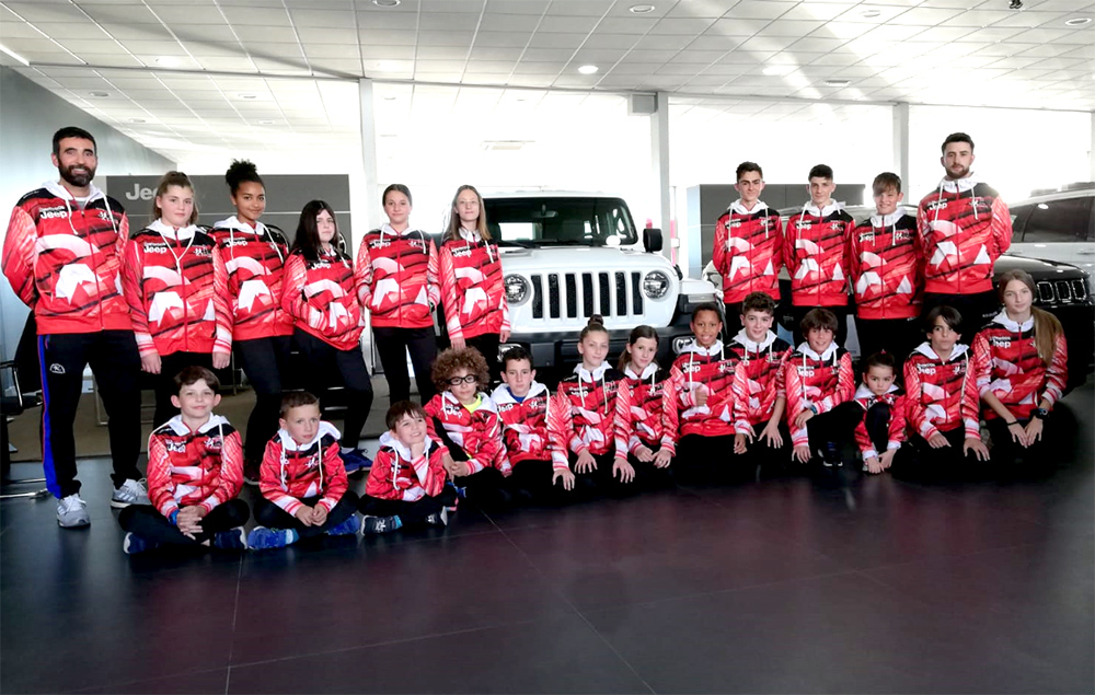 La sección infantil del Club de Atletismo con la nueva equipación en la sede de su patrocinador a principios de semana. La sección infantil del Club de Atletismo con la nueva equipación en la sede de su patrocinador a principios de semana.