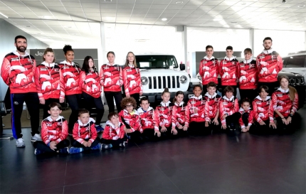 La sección infantil del Club de Atletismo con la nueva equipación en la sede de su patrocinador a principios de semana. 