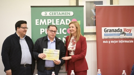 Antonio Mansilla, centro, recibió a primeros de marzo la nominación de manos de la representante del CSIF y del representante de Granada Hoy /GH