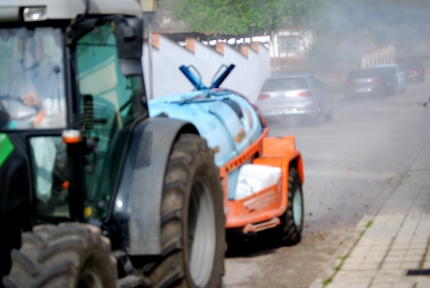 Un tractor nebuliza líquido desinfectante en una de las calles de la urbanización Monte Elvira esta mañana.  