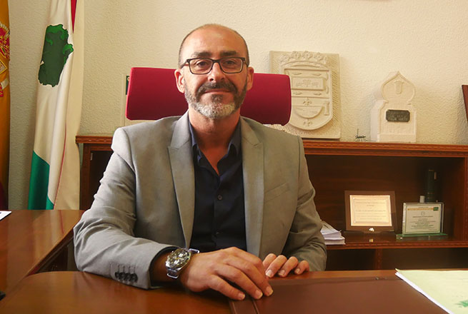 Salustiano Ureña, alcalde de Albolote, en su despacho de alcaldía