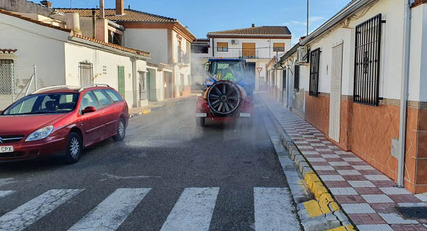 Desinfectación de una de las calles de Albolote 