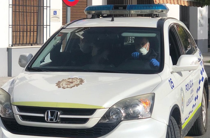 Dos efectivos de la polic�a local en el veh�culo con las medidas de protecci�n 