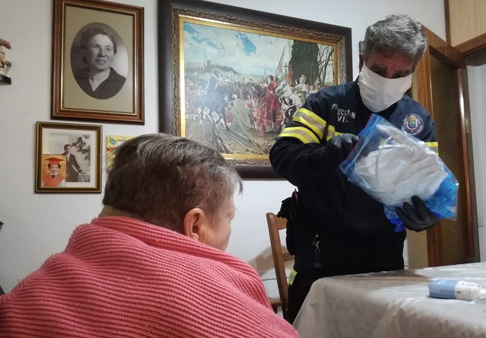 Voluntario de Protección Civil en el domicilio de una abuela en Albolote 